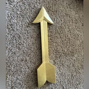 Gold metal arrow decor